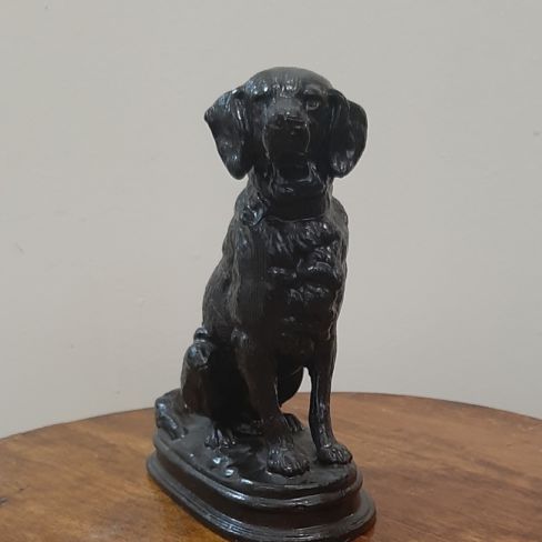 Скульптура собаки