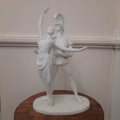 Скульптура "Мужчина и женщина"