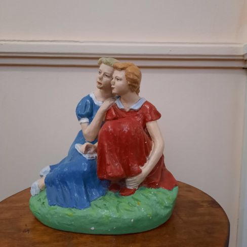 Скульптура Двух женщин
