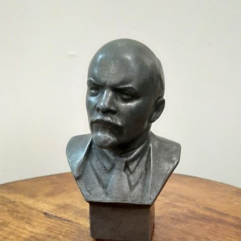 Бюст В. И. Ленина.