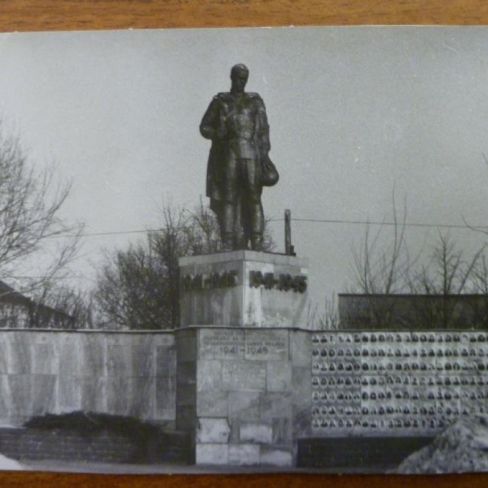 Фотография. Памятник солдатам ВОВ