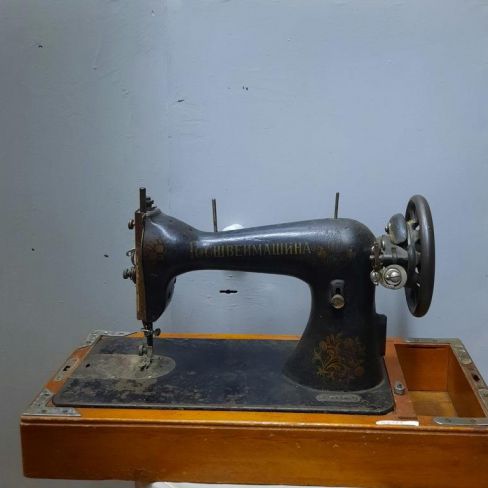 Машинка швейная на деревянной подставке