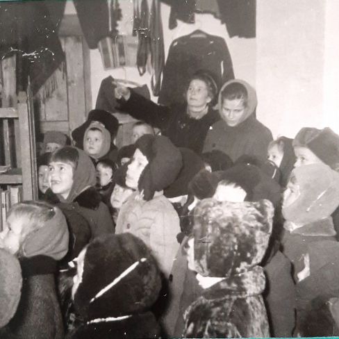 Фотография. Дошкольники в первом здании школьного музея с.Черемисское.
