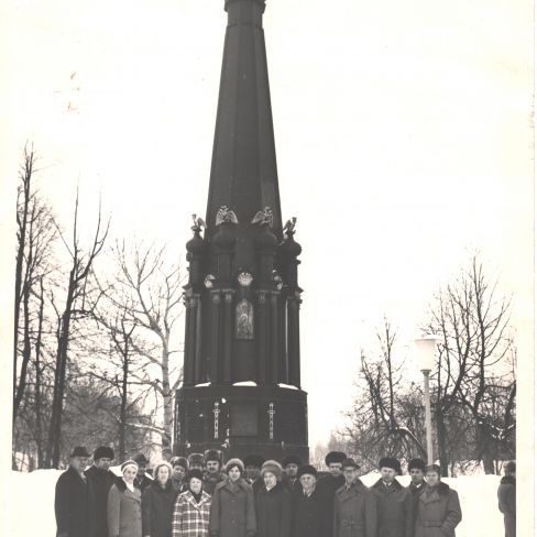 Фотография групповая черно-белая.