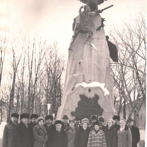 Фотография групповая черно-белая.