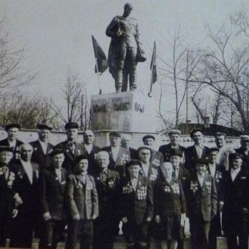 Фотография групповая. Ветераны ВОВ у памятника