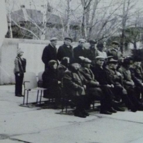 Фотография групповая. Ветераны войны у памятника. День Победы