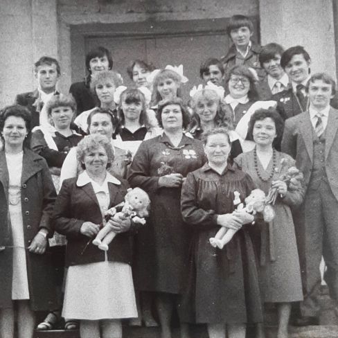 Фотография ч/б. 10 класс Черемисской школы, выпуск 1985г.