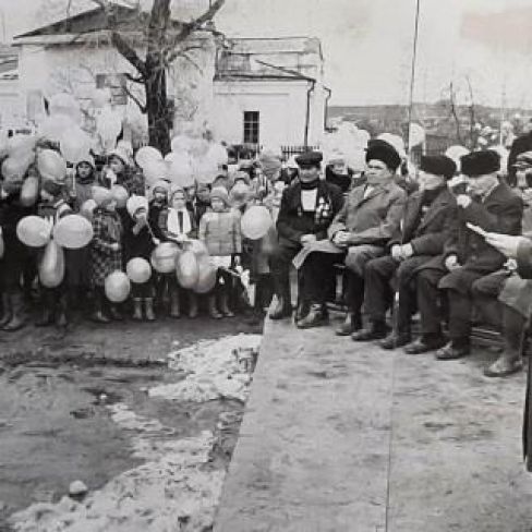 Фотография. Митинг у памятника 9 мая 