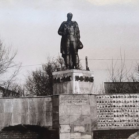 Фотография. Памятник воинам, погибшим в годы Великой Отечественной войны в с.Черемисское. 